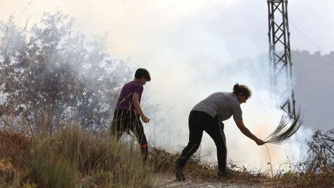 El incendio de San Pedro de Río, en imágenes