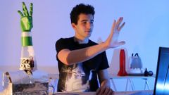 EN BUSCA DE SOLUCIONES. Sergio Dacal, de VermisLab, ide� una mano rob�tica controlada por inteligencia artificial y sensores musculares para ayudar a personas con ciertas discapacidades