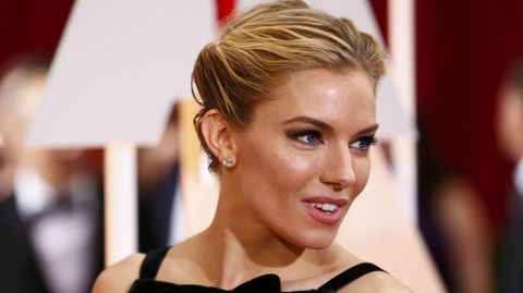 Actress Sienna Miller se ha decantado por un Oscar de la Renta negro