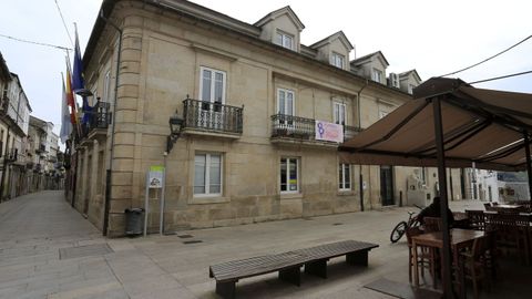 El Concello de Sarria con la pancarta del 8M ondeando en el balc�n