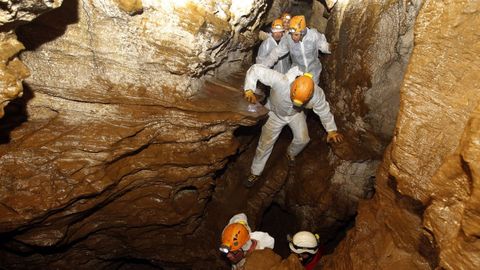 Visitantes en la Cova do Rei Cintolo, en Mondoedo