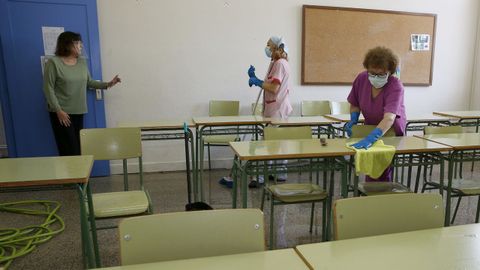 Reapertura de los centros educativos para tareas de desinfecci�n y limpieza. Instituto n�mero uno de Ribeira 