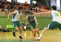 El p�vot carball�s Jos� Tato se va del marcaje de R. G�mez ante la mirada de Castells. 