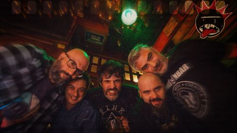 Gonzalo Barge (en el centro) y Nacho Mosquera (primero por la derecha) son cardi�logos del Chuac y miembros de la banda Tacrolimus junto a los m�sicos Ant�n Bande, Miguel Thomas y Alejandro Rapitis. Esta noche, tocan en la Mardi Gras junto a las chicas de Semiconfusas.