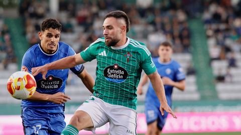 Migue en una acci&oacute;n del partido disputado entre el Racing y el Ourense en octubre en A Malata. 