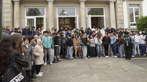 Un momento de la concentraci�n de solidaridad que se llev� a cabo ante el instituto Lucus Augusti