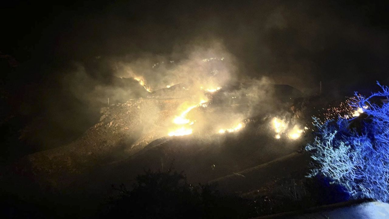 Un incendio forestal en el paraje de Cabo Tiñoso, en Cartagena, obliga a cerca de un centenar de personas