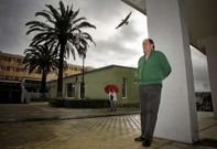 Jos� Luis Muruz�bal ante las reformadas instalaciones de APEM en el Barrio de las Flores.