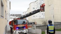 Los bomberos de Barreiros tuvieron que acudir a Burela a sujetar o a retirar varias planchas de edificios que se desprendieron debido al fuerte viento