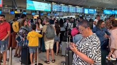 Decenas de pasajeros esperaban este jueves en la terminal de salidas del aeropuerto Tenerife Norte tras la cancelacin de sus vuelos.