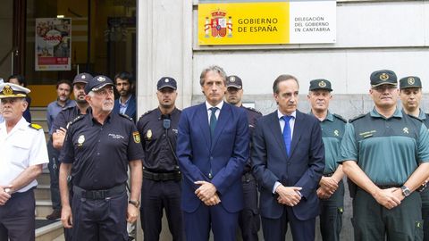 El Ministro de Fomento, igo de la Serna, hoy en la concentracin silenciosa en la Delegacin del Gobierno de Cantrabria en Santander