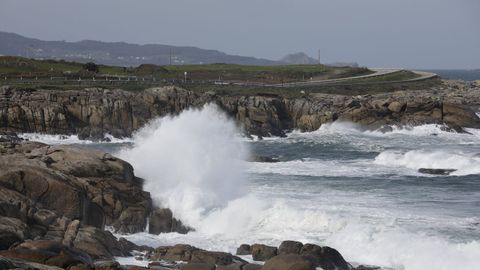 Temporal de mar en la playa de A Marosa, en Burela, este mircoles.