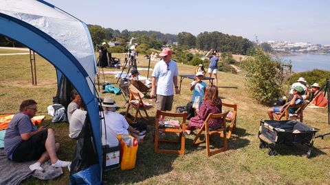 Centenares de personas est�n desde primera hora en el parque de las Trece Rosas para tener un lugar privilegiado desde el que observar el eclipse