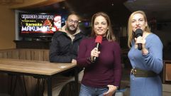 Cristina Gerpe (en el centro), con parte del equipo del Pub Karaoke Makumba, que abre cada d�a a las 23 horas y cierra a las 4.30 de lunes a jueves y a las 5.00 de viernes a domingo.