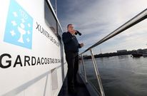 <span lang= es-es >Al tim�n</span>. La demarcaci�n de Gardacostas en Barbanza comienza en r�o Sieira y acaba en Rianxo. Cuatro ayuntamientos y un mundo de costa para vigilar. Francisco Arias lleva el tim�n de la nave en colaboraci�n directa y diaria con el resto del servicio en Santiago, Muros-Noia y Vilagarc�a. 