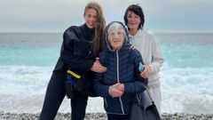 Alisa junto a su abuela de 93 años, Anna, y su madre, Alla