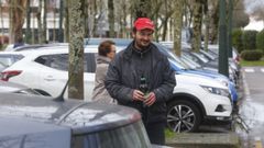 Norberto, con su litrona, en la zona de Campolongo en la que ejerce de gorrilla