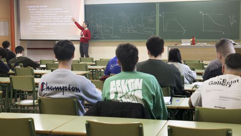 En la imagen, tomada el pasado jueves, una clase en la Escola Polit�cnica de Enxe�ar�a de Ferrol (EPEF), el centro con m�s estudiantes del campus