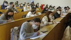 Alumnos de Xornalismo examin�ndose este lunes en un aula de la facultad, con mascarilla, ocupando todas las filas y dejando un hueco entre cada alumno