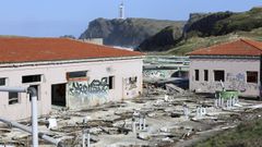 Estado de la antigua planta de acuicultura, con el faro de Punta Frouxeira al fondo