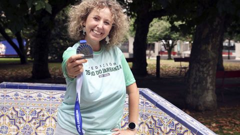 Estela, con la medalla que le dieron por concluir la Andaina do Barbanza