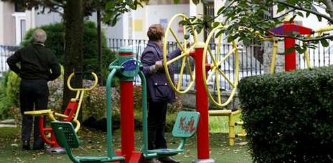 <span lang= es-es >Poblaci�n envejecida en la provincia</span>. Seg�n la Diputaci�n, el 34% de la poblaci�n de Lugo (en la foto, gente haciendo gimnasia en el parque de A Milagrosa) supera los 60 a�os.