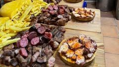 Tablas de raciones que sirven en el bar Toba, de Cee