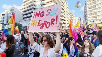 La manifestaci�n del Orgullo LGTB transcurri� entre c�nticos festivos y reivindicativos.