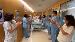 El CHUO celebra el paso a planta de un paciente que llevaba casi tres meses en la uci