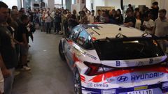 Numerosos aficionados acudieron a ver de cerca el Hyundai i20 Rally 2 de Ivn Ares y Javier Martnez