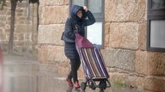 Una mujer se protege del mal tiempo 