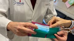 Los guardamascarillas se elaboran en el hospital de d�a de Psiquiatr�a del Provincial de Pontevedra