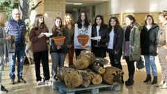 Alumnas del IES Lu�s Seoane de Pontevedra entregaron este jueves ramas y plantas del carballo de Santa Margarita a la Escola de Forestais