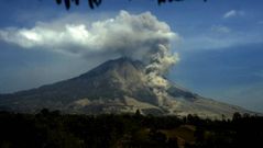 Humo y cenizas durante la erupci�n del volc�n Sinabung en Karo (Indonesia) el pasado 5 de febrero