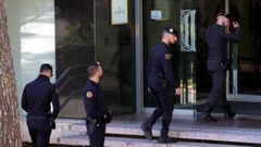 Agentes de la Guardia Civil acceden a la sede del Consell Catal� de l'Esport 
