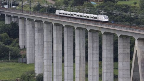 Un tren circulando por un viaducto de la l&iacute;nea Ourense-Santiago