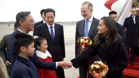 Los reyes a su llegada al aeropuerto de Chengdu.