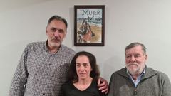 Ra�l Villa, Ana Faraldo y Bartolom� C�novas en el bar O Choyo.