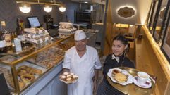 El pastelero Ra�l y la due�a Jakel�n muestran el producto artesanal de Lisbon Natas Ateli�. La tienda abre de martes a domingo de 9 a 21 horas. Dispone de unas mesas en la parte de abajo para disfrutar all� mismo de sus dulces, caf�s y vinos con un fado sonando de fondo. En redes sociales ya han recibido el aplauso de peregrinos y turistas portugueses por la autenticidad de su producto.