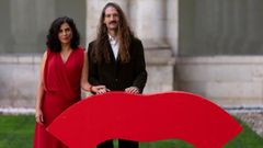 El cineasta leon�s Sebasti�n Ur�a y la productora gallega Gael Herrera, de Tamboura Films, posando en la Seminci, en el Museo Patio Herreriano, para presentar �Adi�s, r�os�.
