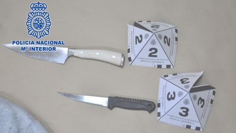 Cuchillos utilizados por un hombre para apu�alar a otro en Gij�n