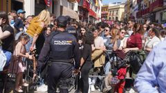 Miles de personas apelotonadas esperan el paso de la Esperanza de Triana por la calle Pureza de Sevilla