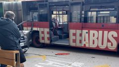 La puerta del todoterreno qued incrustada en el hueco de la rueda del bus articulado