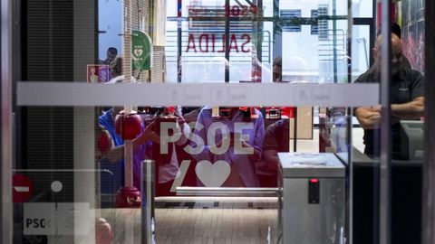 Agentes de la UCO de la Guardia Civil se encuentran desde primera hora de este mi�rcoles en la sede central del PSOE en la calle Ferraz