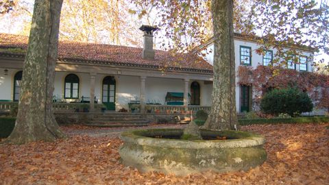 El pazo de Ain, del siglo XVIII, tiene una fuente ornamental en los jardines.