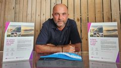 Pablo Fern�ndez Galdo, profesor de la UDC, con uno de los trofeos del Pantin Classic