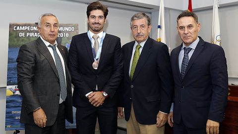 Javier Hernanz recibiendo la medalla de bronce