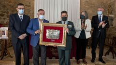 El coronel Jambrina, entre el alcalde de Oleiros, �ngel Garc�a Seoane, y la subdelegada del Gobierno en A Coru�a, Pilar L�pez-Rioboo