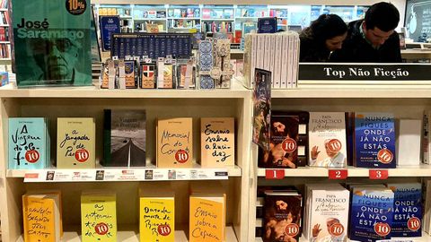 Publicaciones de Saramago en la estanter�a de una librer�a portuguesa.