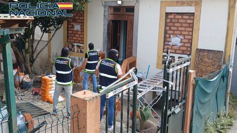 Detalle del tapiado de la casa de Vigo donde se sospechaba que se traficaba con drogas